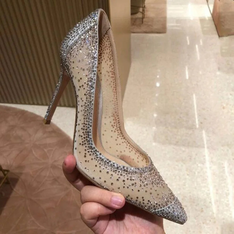 Scarpe con tacco alto sexy in rete con strass e patchwork, décolleté con tacco glitterato color champagne, scarpe da sposa con cristalli scintillanti.