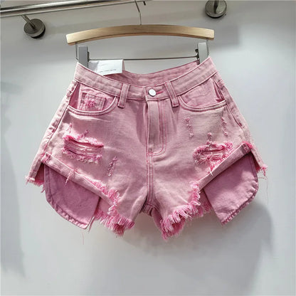 Nuova collezione estate 2026: pantaloncini in denim rosa con fori, vita alta, modello snellente, linea ad A, orlo sfrangiato.
