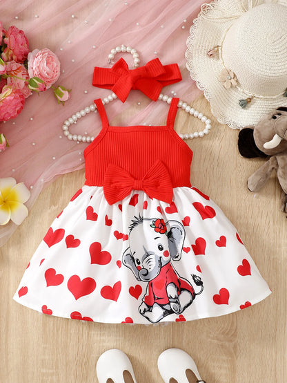 Abito estivo alla moda per bambina con grazioso cuoricino e bretelle a forma di elefantino dei cartoni animati.