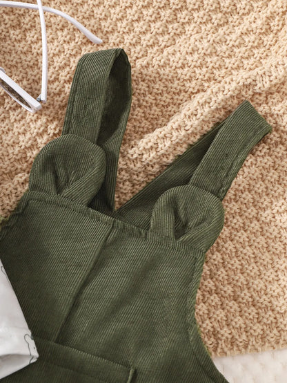 Completo autunnale per neonato/a da 3 a 24 mesi con stampa di un simpatico orsetto, composto da maglietta bianca a maniche lunghe e pantaloni verdi con bretelle. Set per bambina.