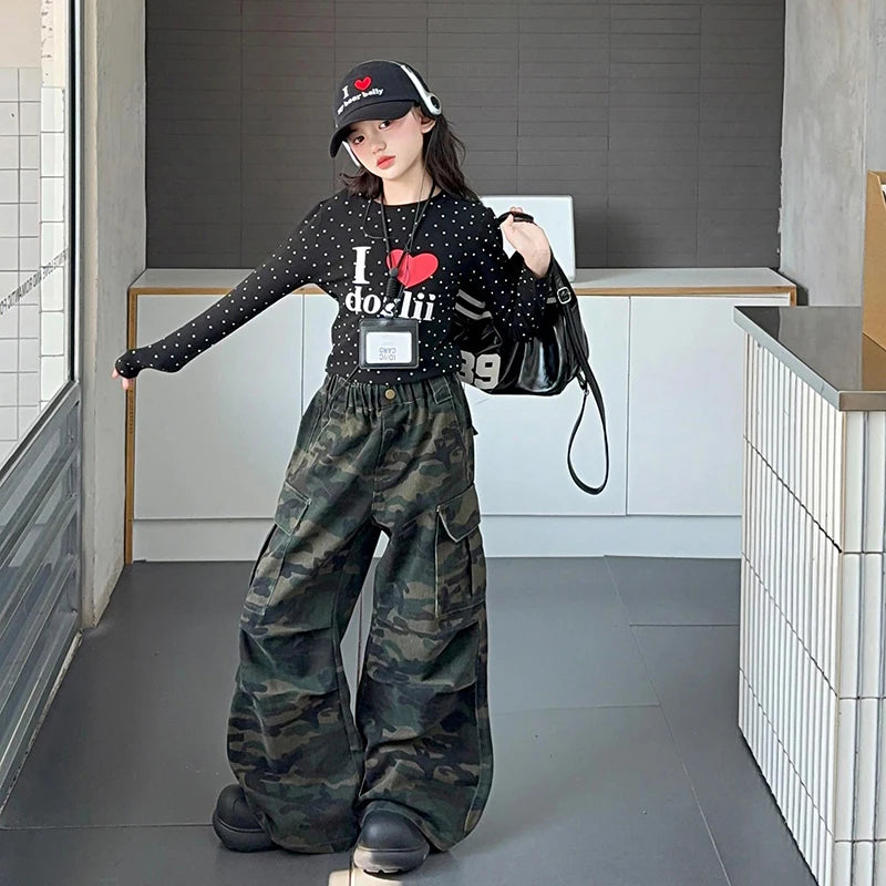 pantaloni mimetici da ragazza adolescente, pantaloni cargo multitasche per bambini, maglietta con stampa a pois e lettere, pantaloni per bambini