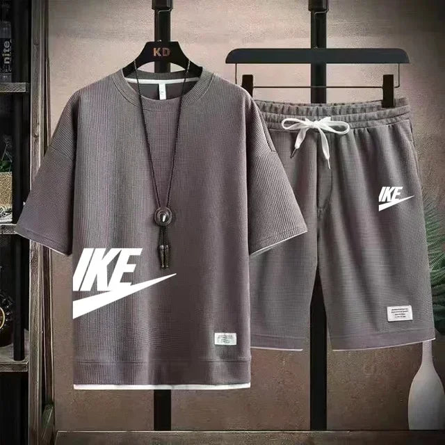 Nuovo completo sportivo estivo da uomo composto da t-shirt a maniche corte e pantaloncini, completo da jogging traspirante a due pezzi per attività all'aperto.