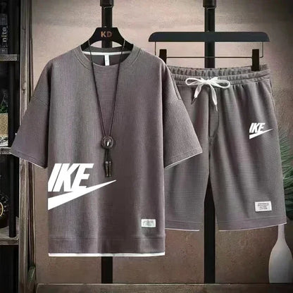 Nuovo completo sportivo estivo da uomo composto da t-shirt a maniche corte e pantaloncini, completo da jogging traspirante a due pezzi per attività all'aperto.