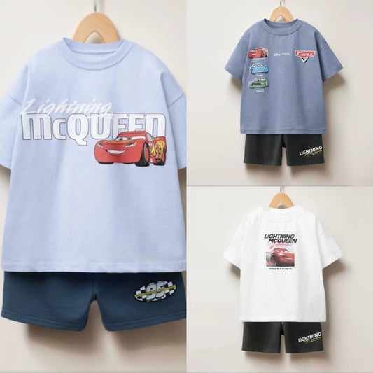 Abbigliamento estivo per bambini: maglietta con stampa di auto dei cartoni animati + pantaloncini. Completo da 2 pezzi per bambini, composto da maglietta a girocollo, pantaloncini larghi e semplici e costume alla moda.