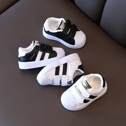 Scarpe da passeggio per bambini e bambine, design alla moda, sneakers bianche antiscivolo, scarpe casual traspiranti per esterni, scarpe da tavola per bambini e bambine.