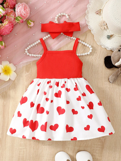 Abito estivo alla moda per bambina con grazioso cuoricino e bretelle a forma di elefantino dei cartoni animati.