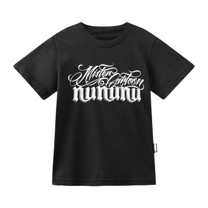 Completo estivo per bambini 2025, composto da maglietta a girocollo stampata e pantaloncini ricamati. Abbigliamento di tendenza per bambini.