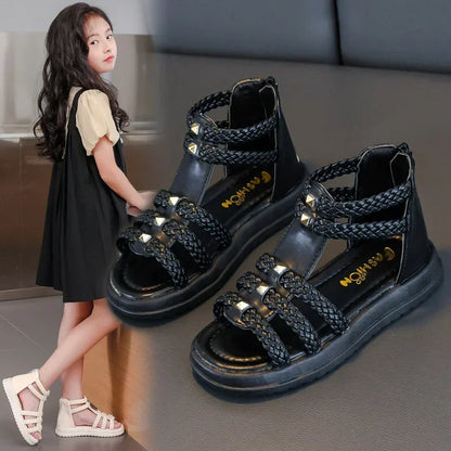 Sandali romani da bambina con punta aperta, intrecciati, tinta unita, modello alto, semplici, con rivetti, nuove scarpe estive piatte e traforate, casual, alla moda per bambini.